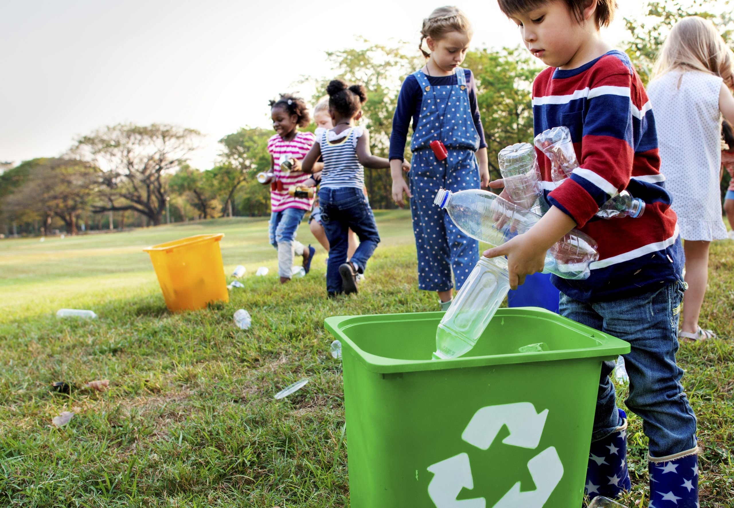 Детские мусорки. Детям об экологии. Экология для дошкольников. Экология дети убирают.